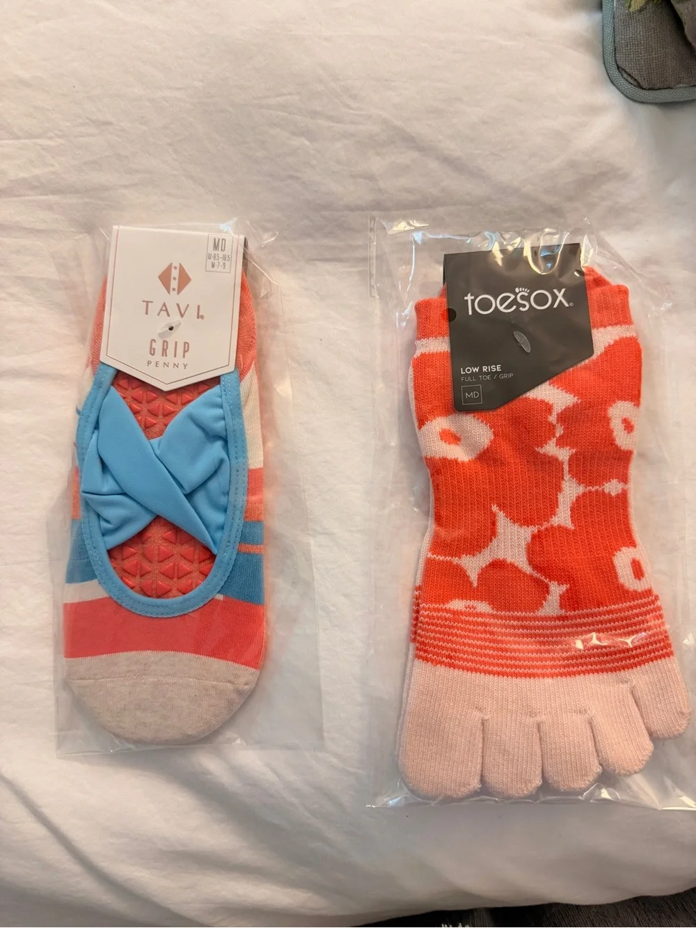 toesox Coral Floral Low-Rise Toe Socks with Blue-Trim No-Show Grip Pair